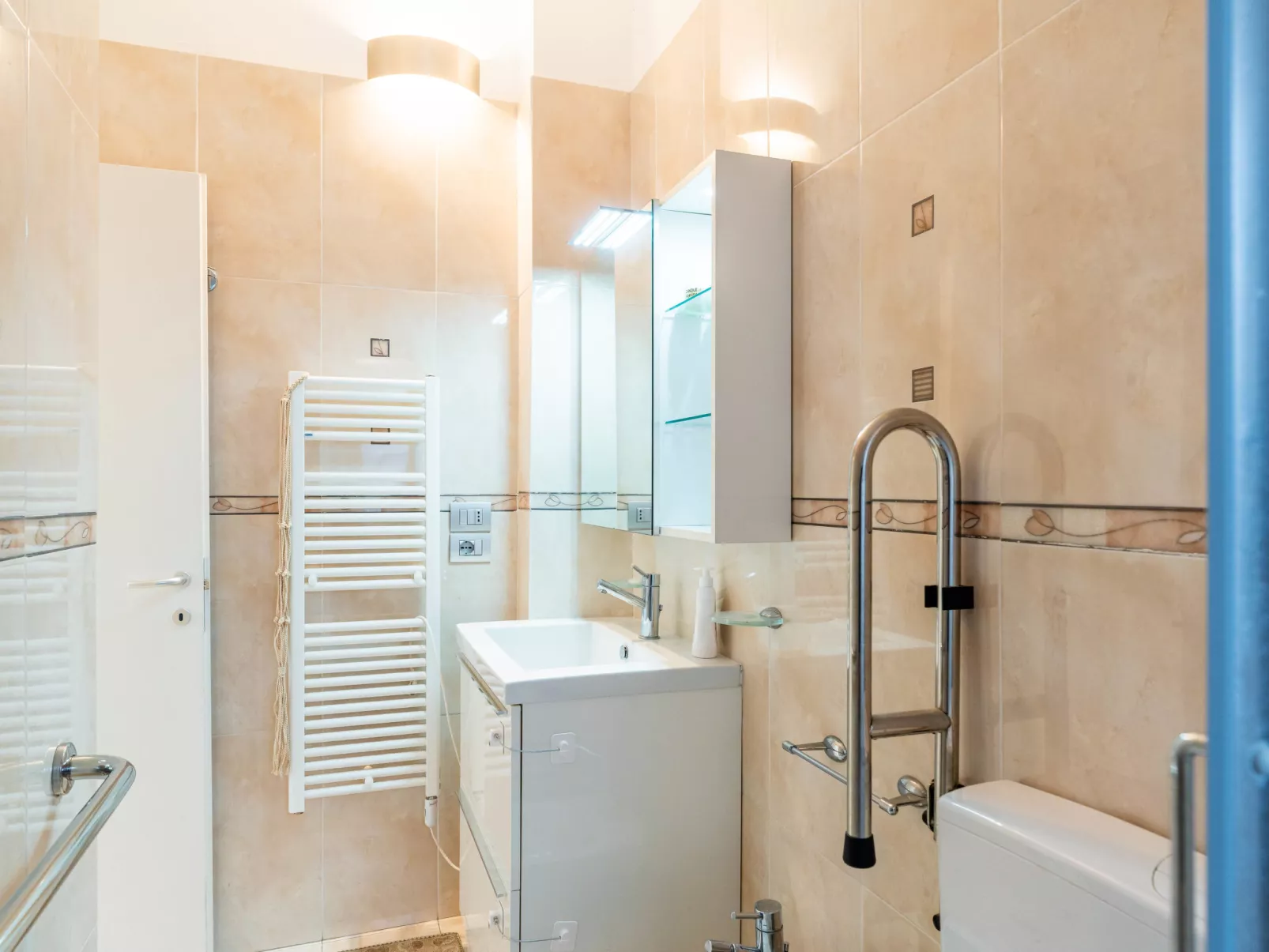 By Center and Sea-Drinnen