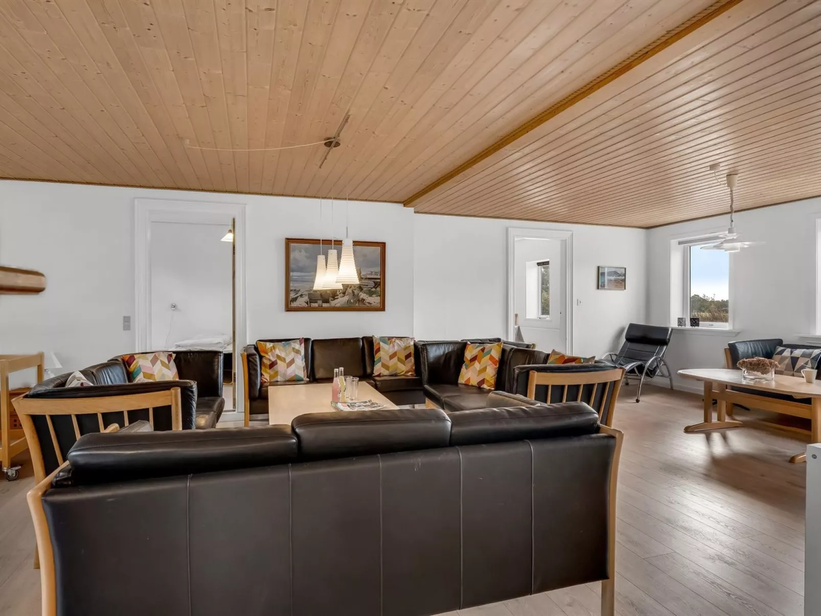 "Nette" - 2km to the fjord-Drinnen