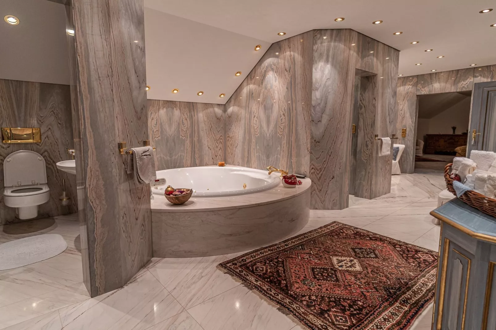 Bad Kleinkirchheim Lush and Spacious Villa with Indoor Pool and Wellness - Seven Bedroom Villa-Bathroom