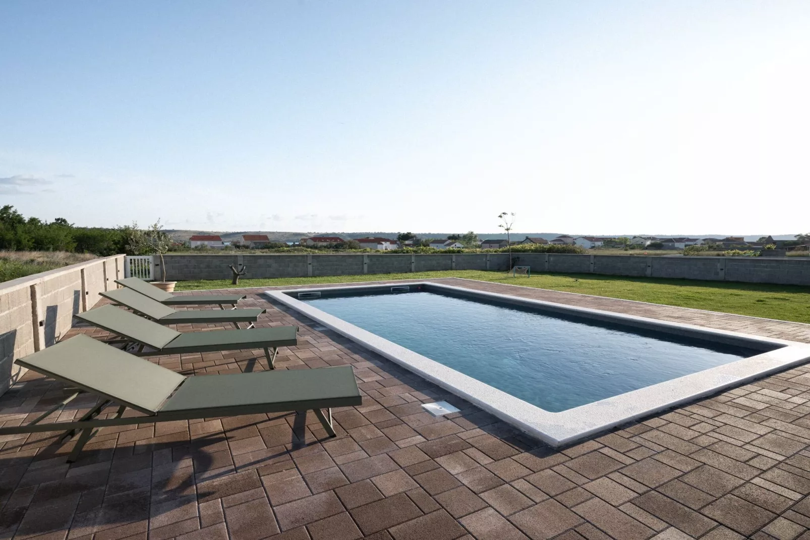 Three-Bedroom House-Piscine