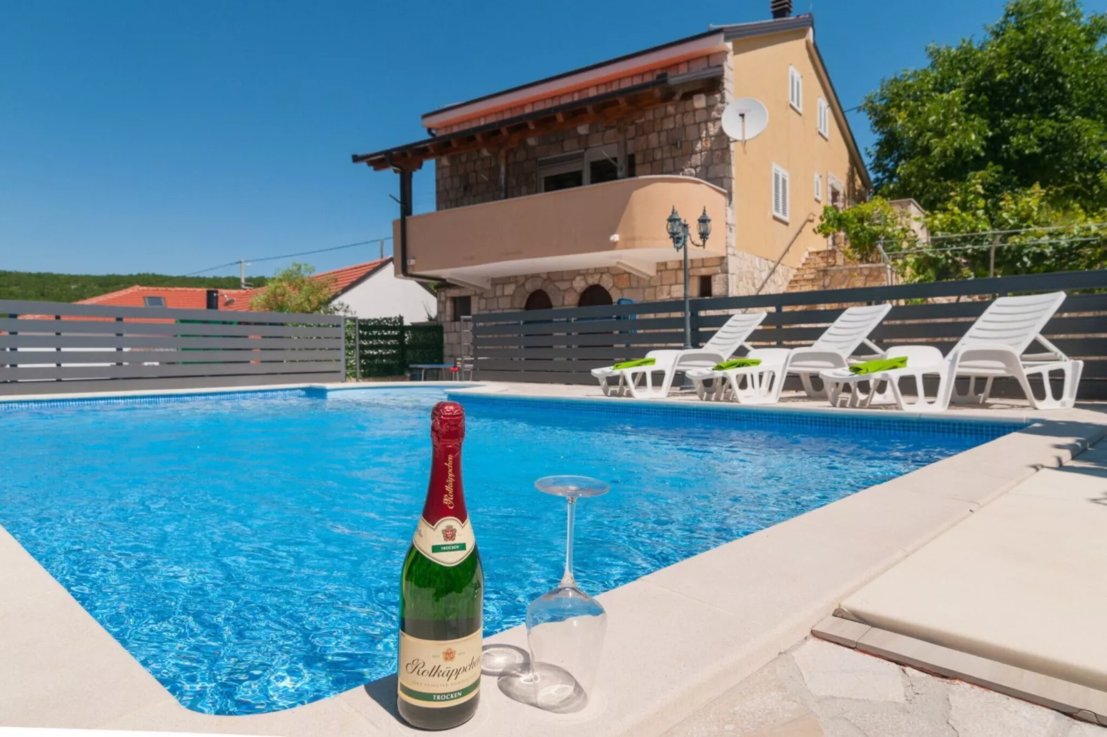 Five-Bedroom Home-Schwimmbad