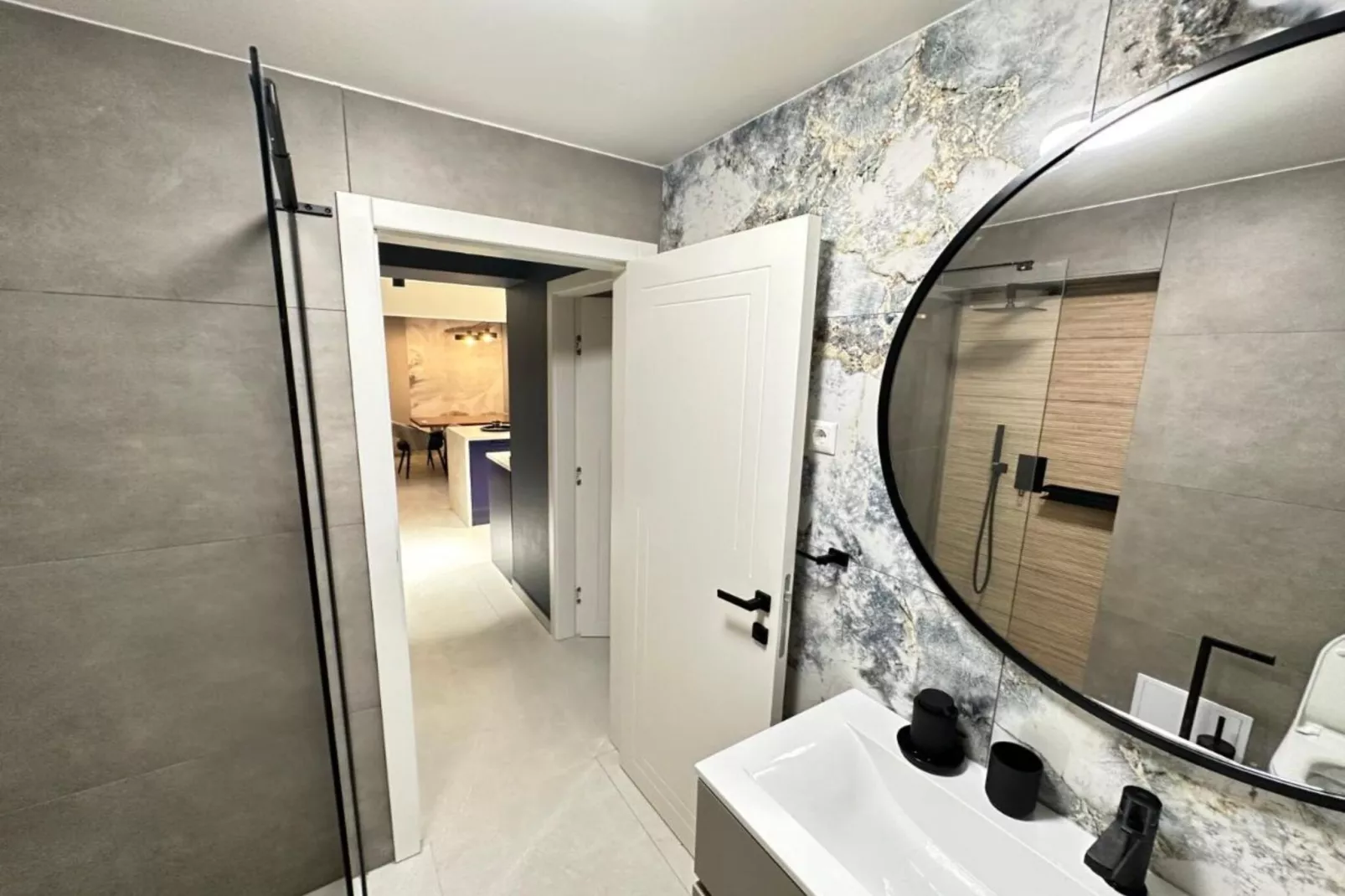 Leonarda Waterfront Residences-Two-Bedroom Apartment with private pool (The Bayfront One) -S5-Bathroom