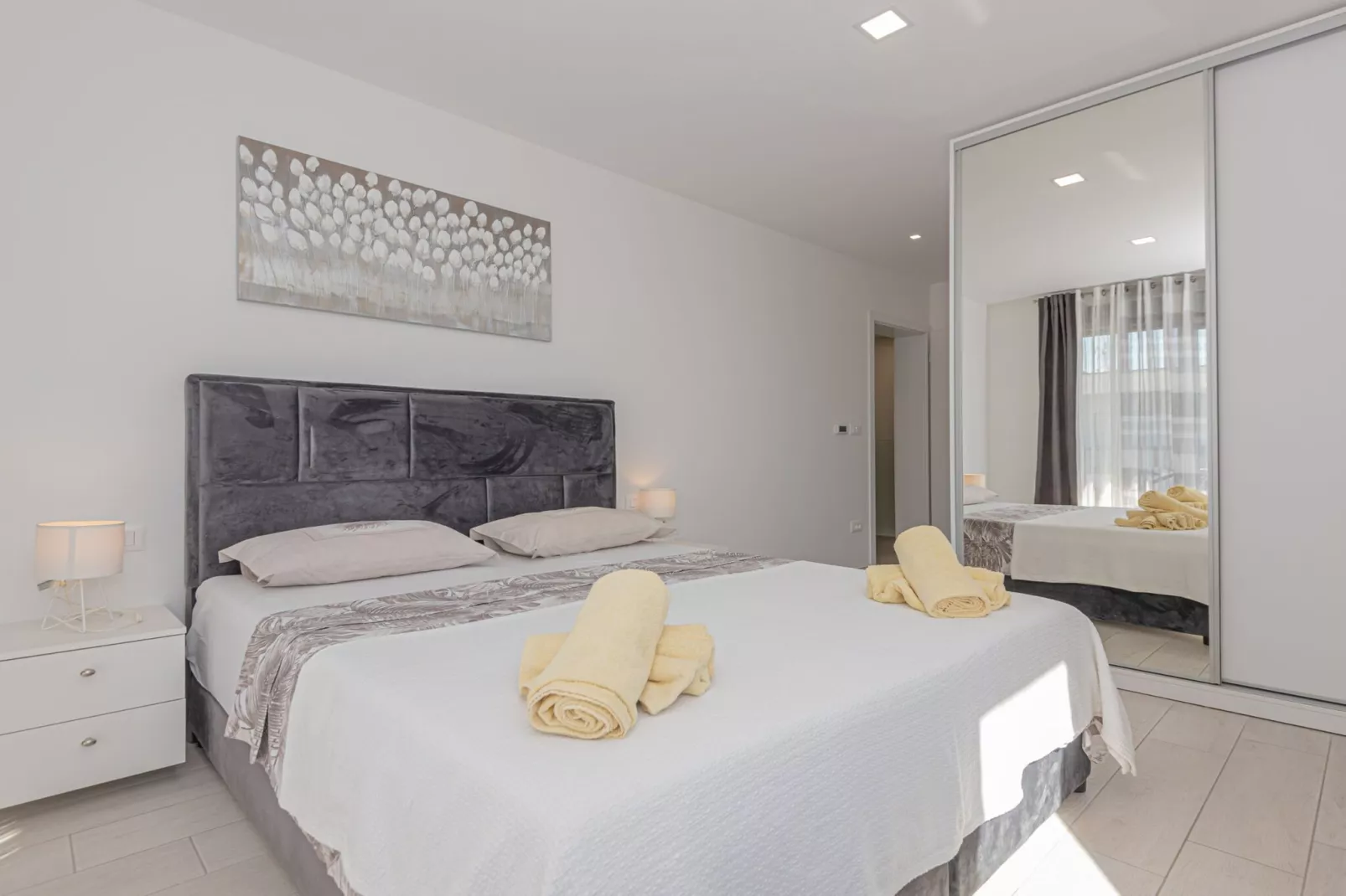 Four-Bedroom Villa With Pool-Schlafzimmer