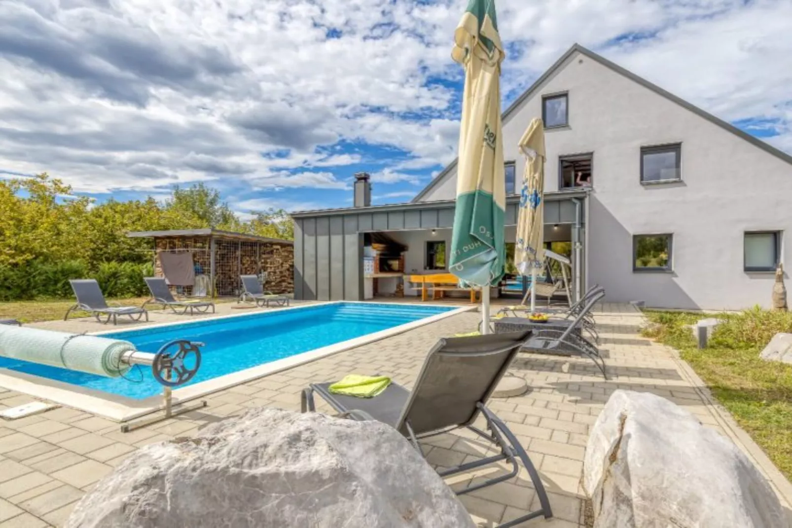 Four Bedroom Holiday House Mali Raj with Pool-Im Freien