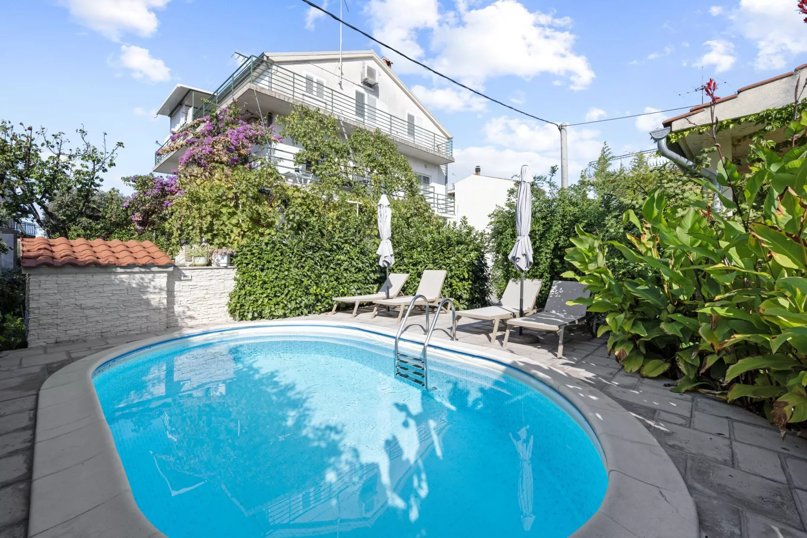 One-Bedroom Apartment With Pool-Piscine