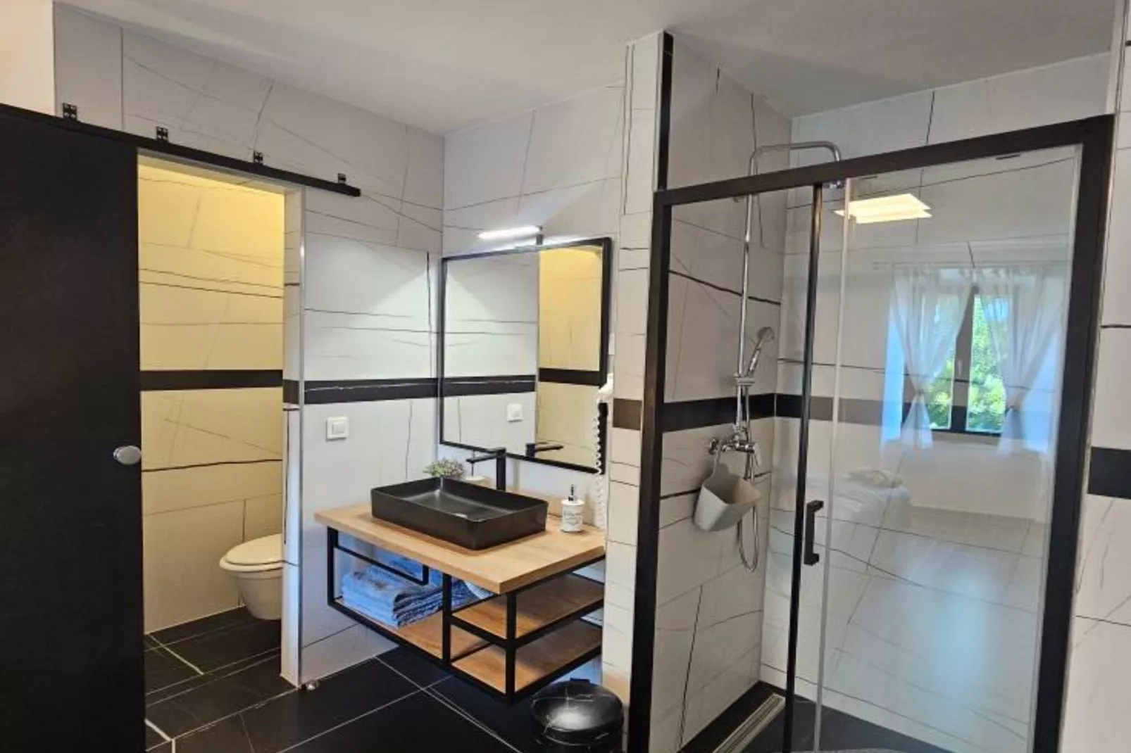 Lisko Vacation House -  Five Bedroom Holiday Home with Private Pool-Salle de bain