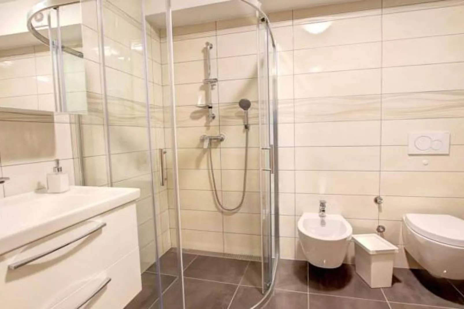 Stylish Retreat with BBQ and Modern Amenities near Terme - Three Bedroom Apartment-Bathroom