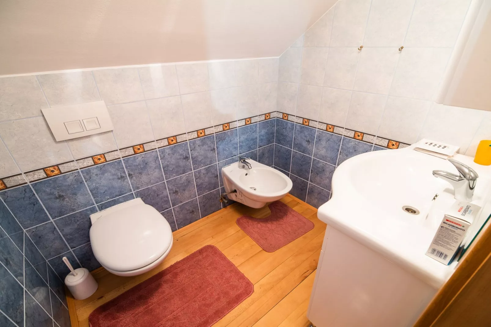 Vivid Hillside Country House with Hot-Tub and Sauna - Two Bedroom Country House-Bathroom