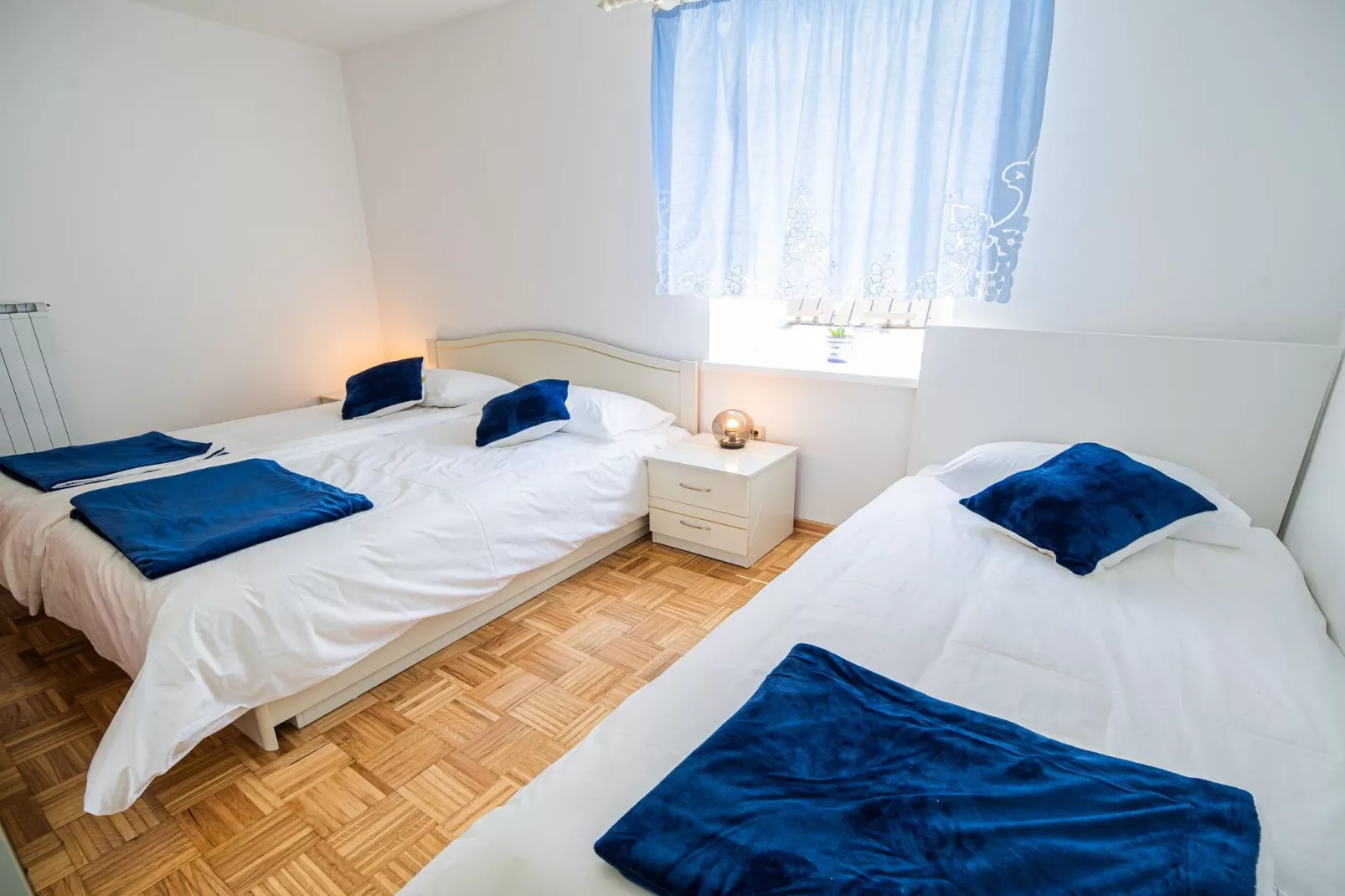 Mountain View Haven Apartments - Two Bedroom Apartment with Balcony-Schlafzimmer