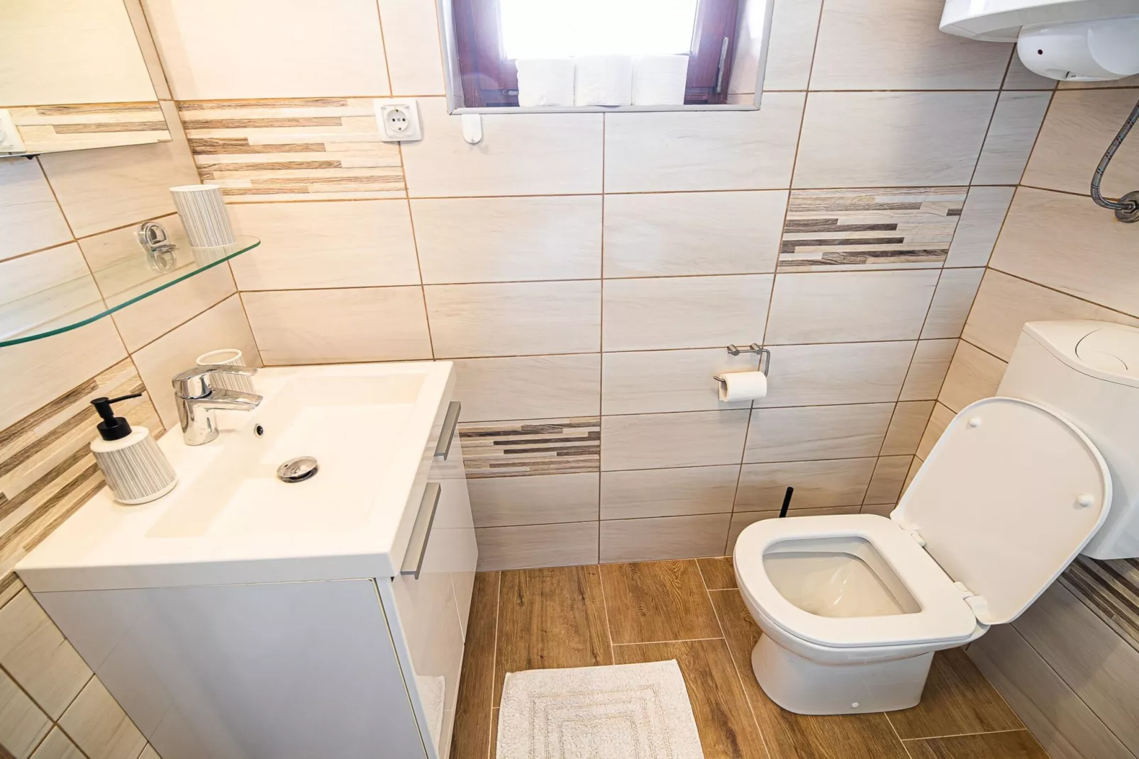 Serene Hollow Holiday Home with Mountain View - Two Bedroom Holiday Home with Mountain View-Salle de bain