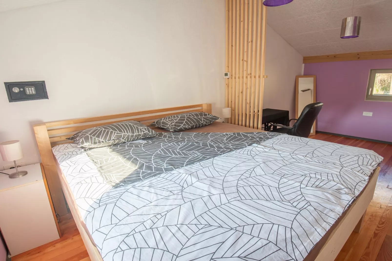 Family-Friendly Serene Retreat Holiday Home - Four Bedroom Holiday Home  with Terrace-Chambre