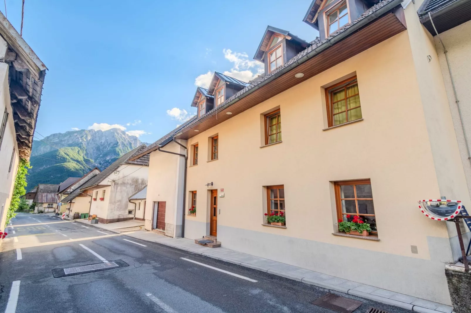 Log pod Mangartom Amazing Apartment with Balcony - One Bedroom Apartment with Balcony-Im Freien