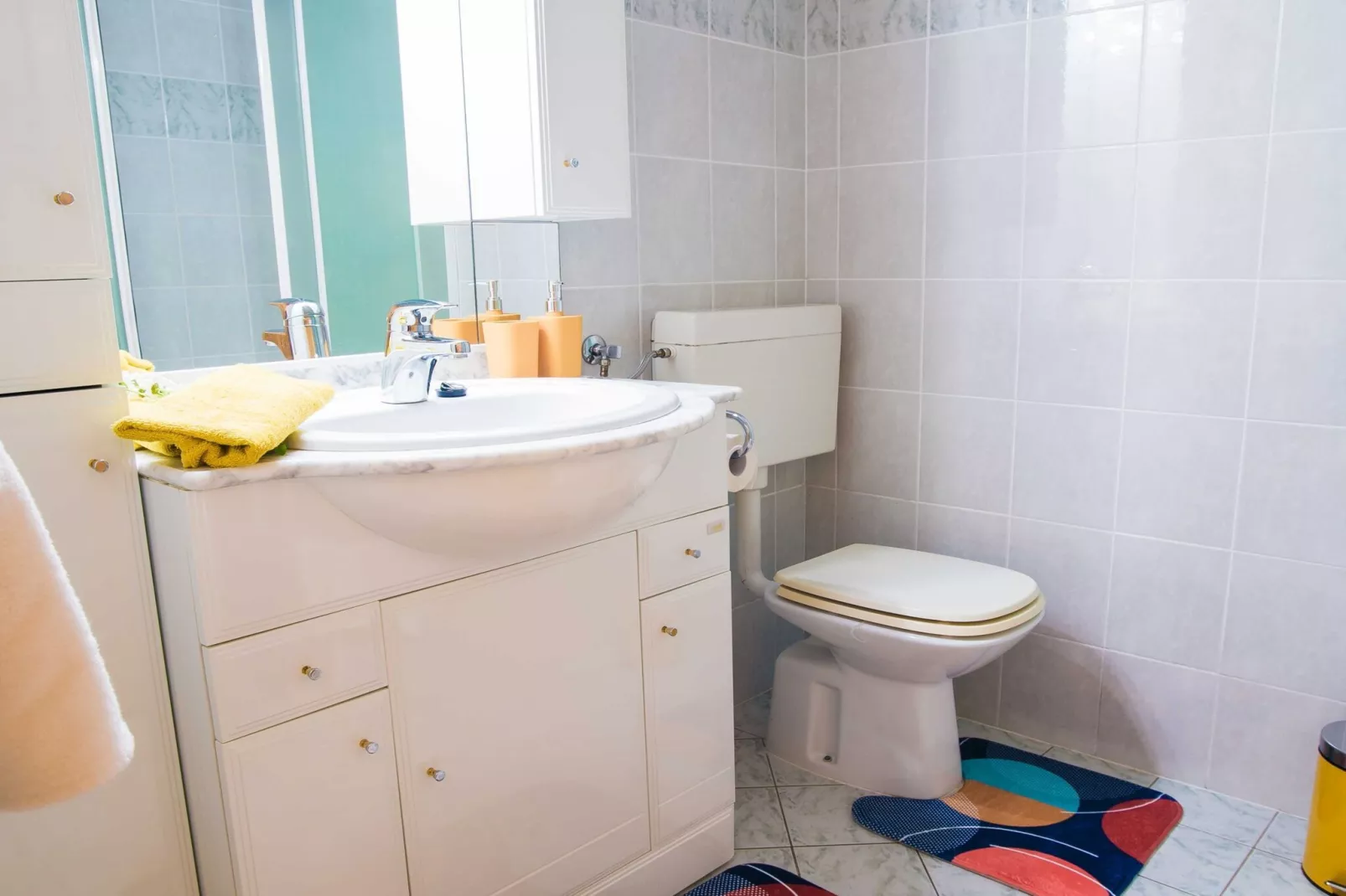 Rustic Authentic Holiday Home with Terrace and Wood Stove - Three Bedroom Holiday Home with Terrace-Badezimmer