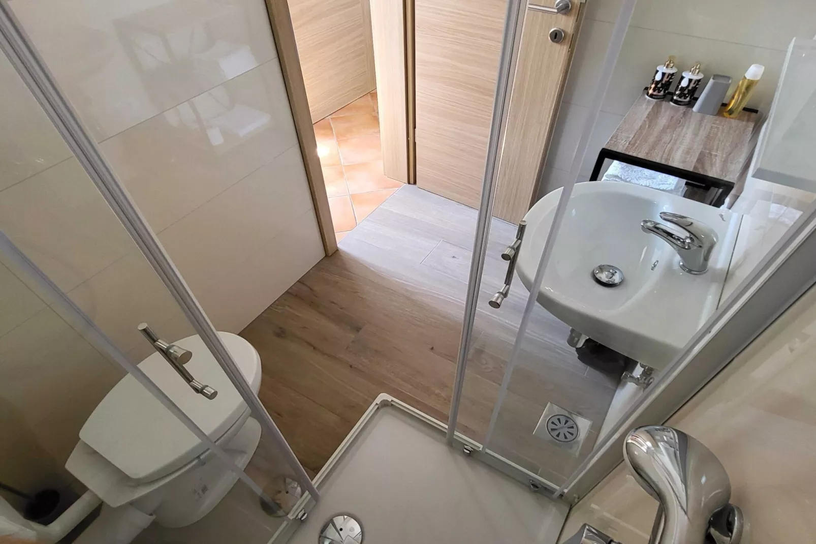 Peaceful Countryside Holiday Home with Terrace - One Bedroom Holiday Home with Terrace-Bathroom