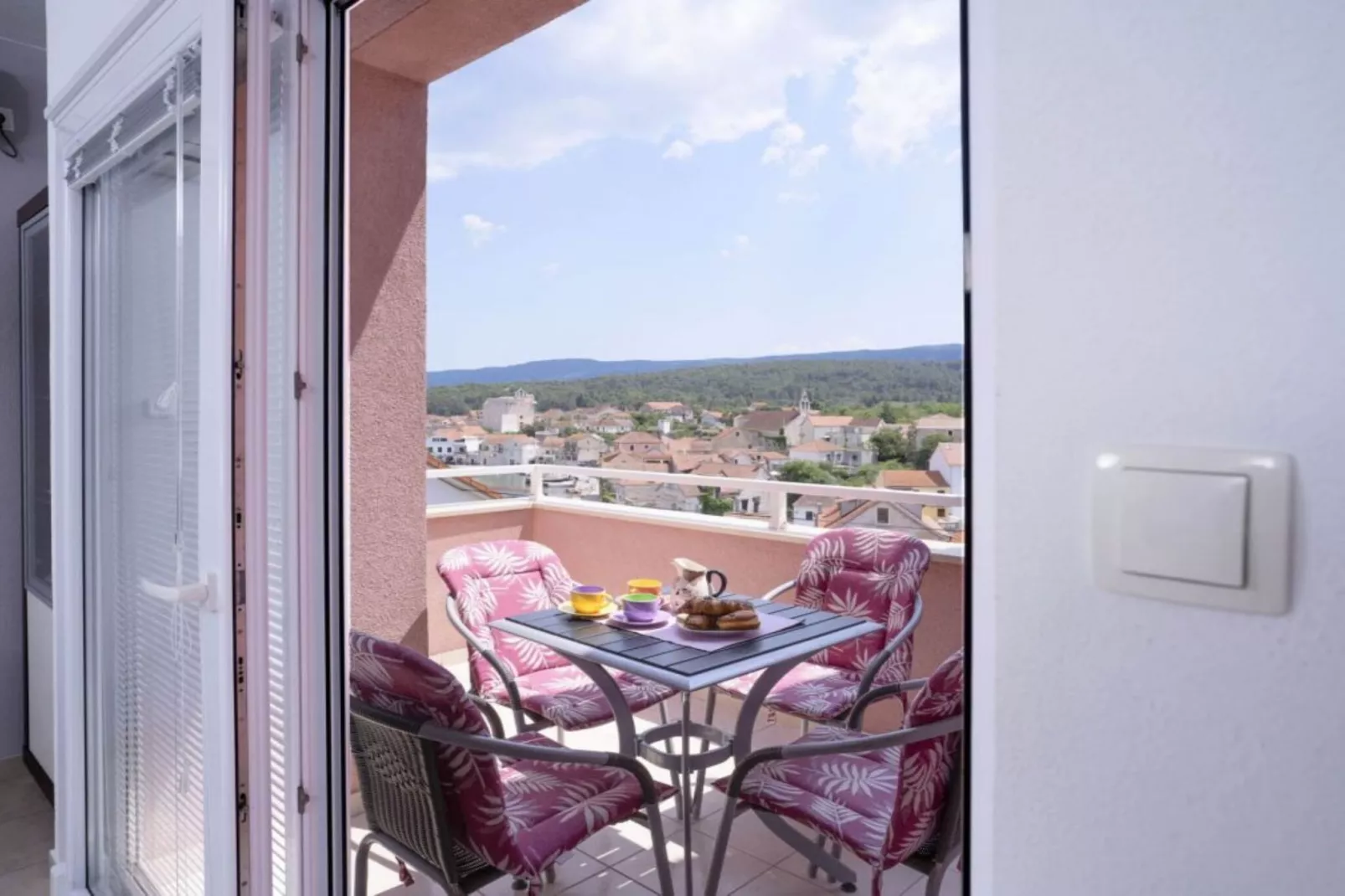 One Bedroom Apartment with Balcony and Sea View 2-Terrasse/Balkon