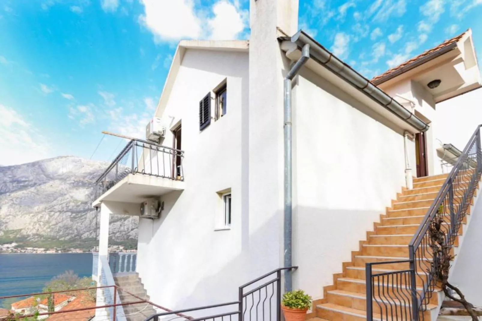 Charming Kotor Bay Retreat Just Steps from the Beach - Two Bedroom Apartment With Sea View-Im Freien