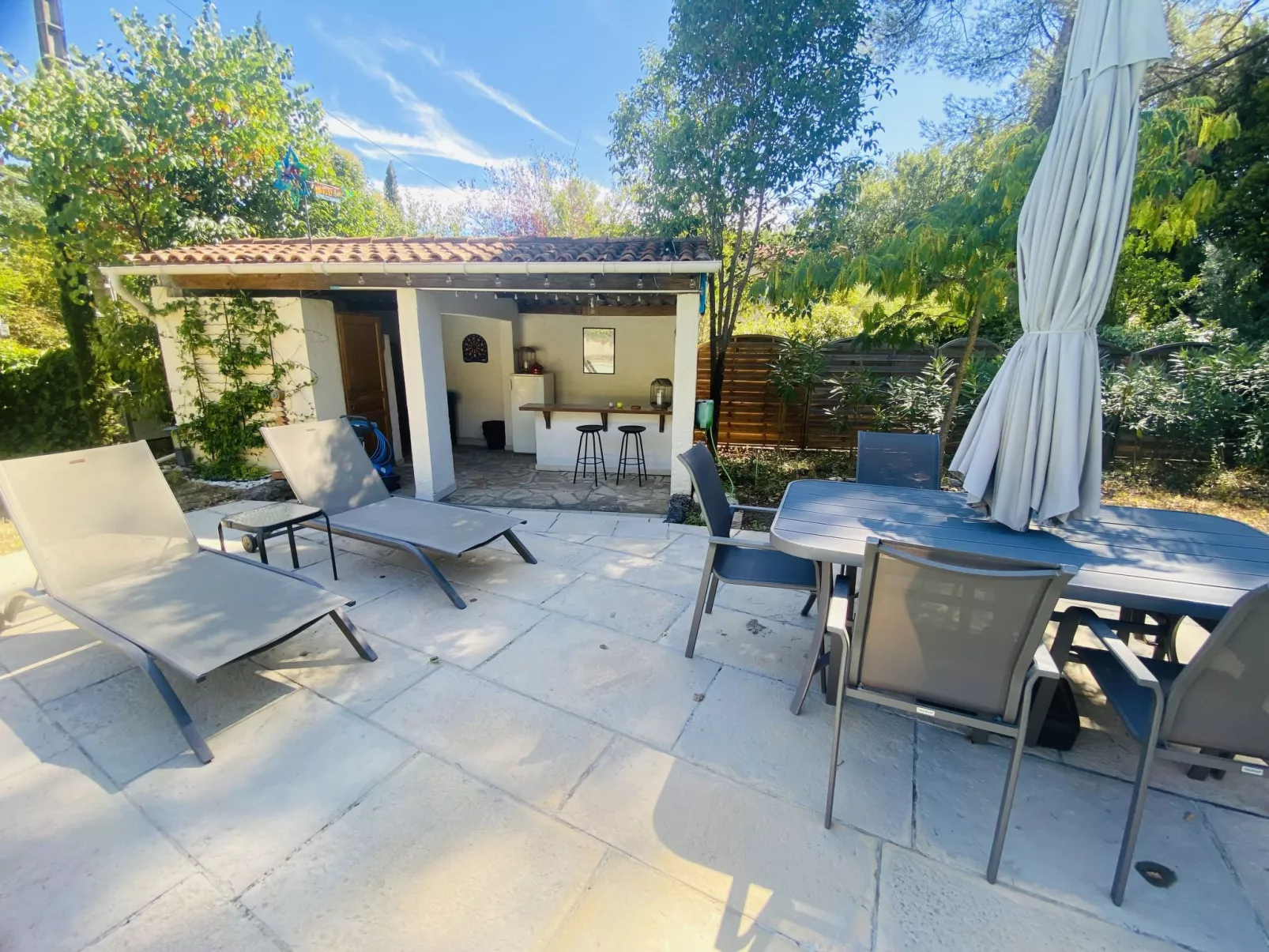 Les Pierres Fleuries-Outside