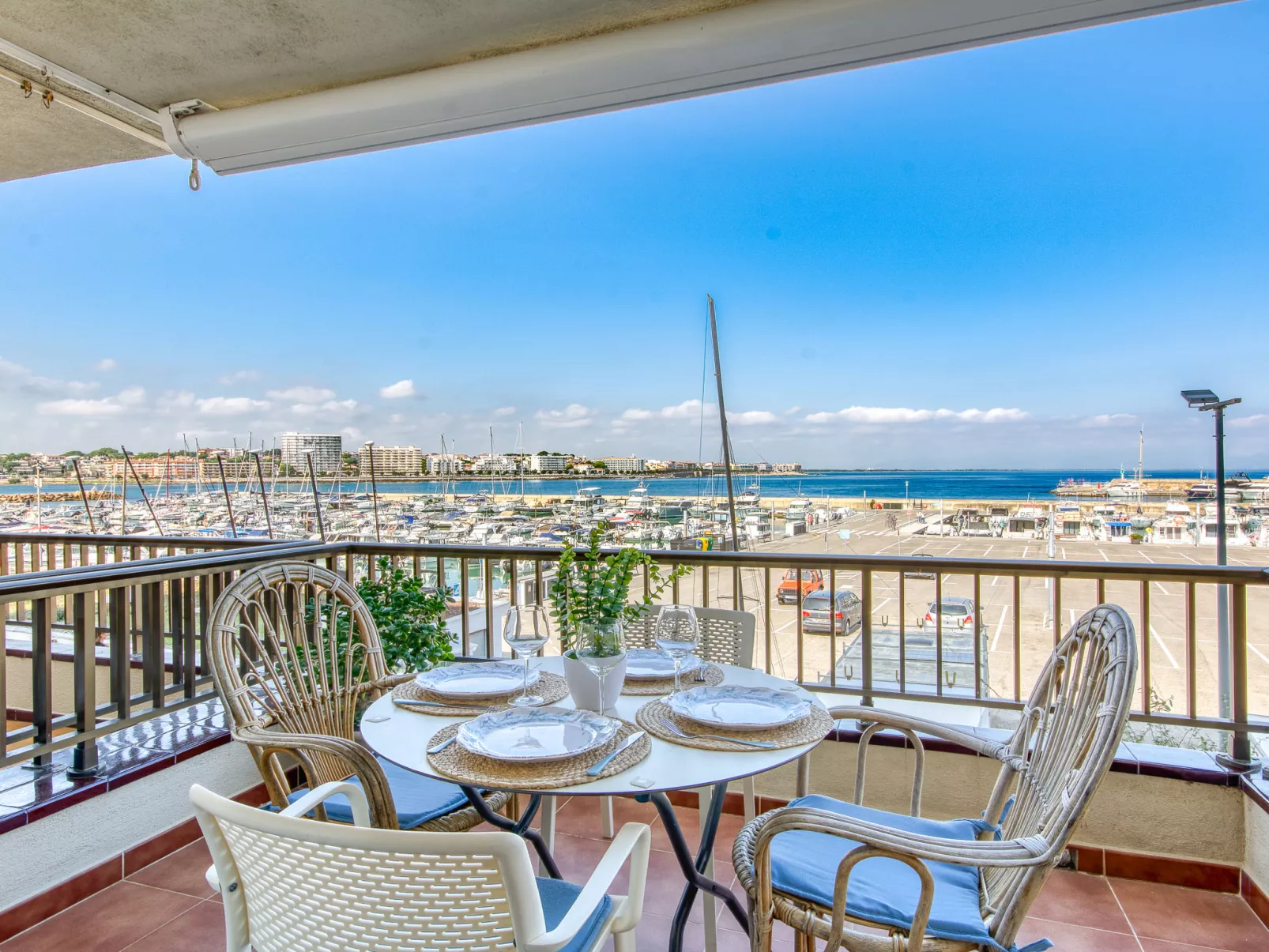 Port L'escala-Outside