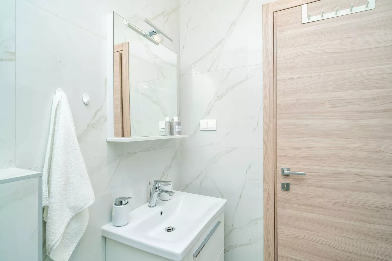 Apartment Zoric - Two Bedroom Apartment with Balcony-Bathroom