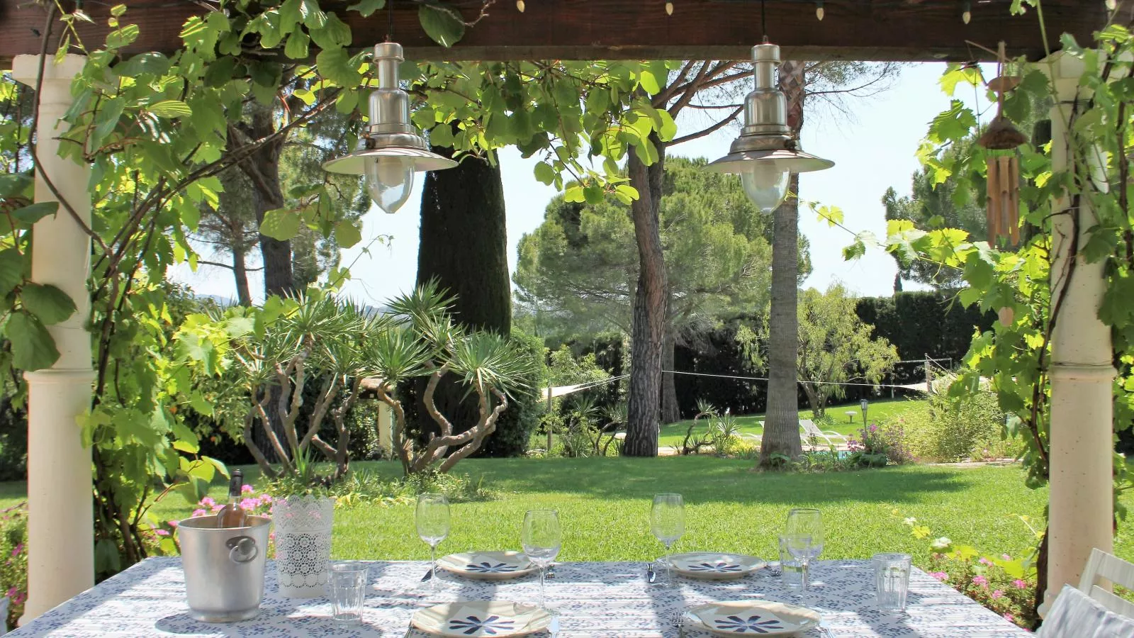 Les Palmiers-Gardens in summer