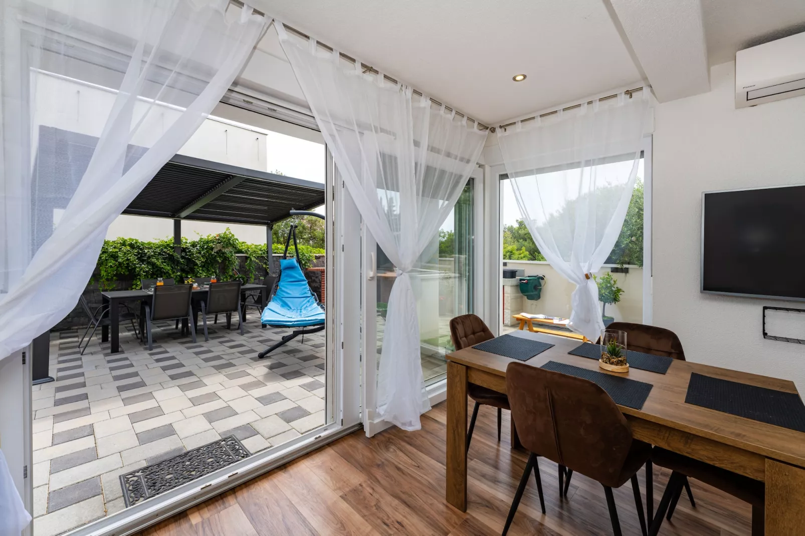 Apartment Nikita with private pool-Dining room