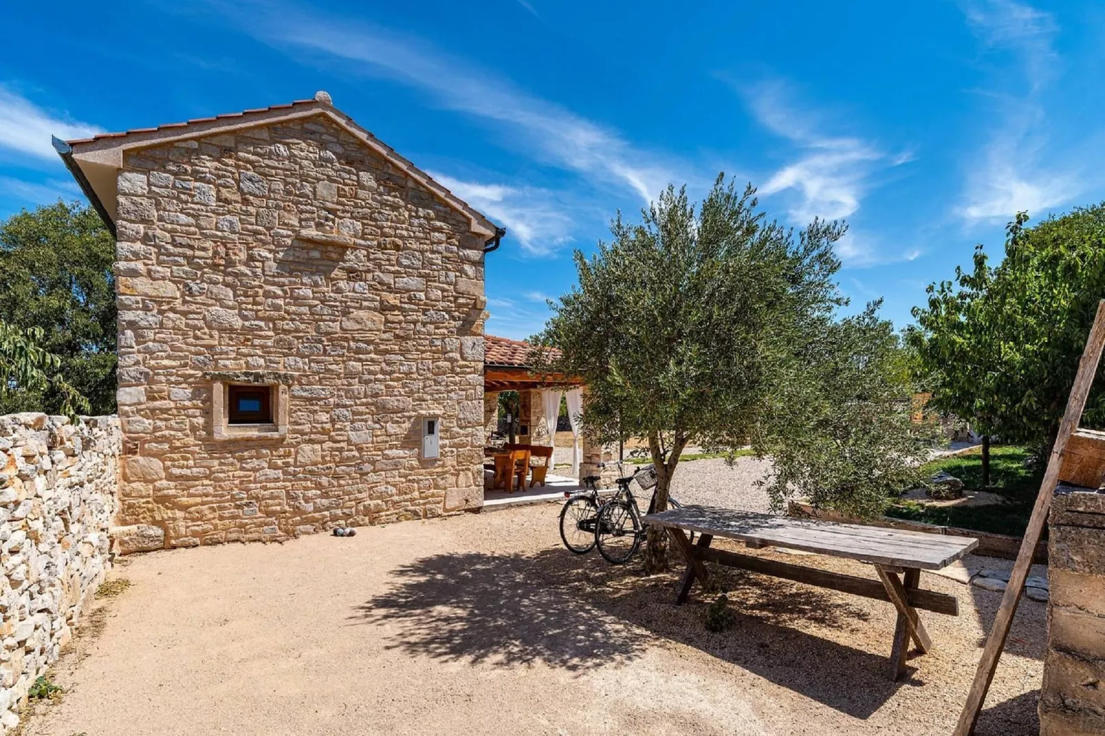 Authentic Villa Malou-Außenbereich Sommer