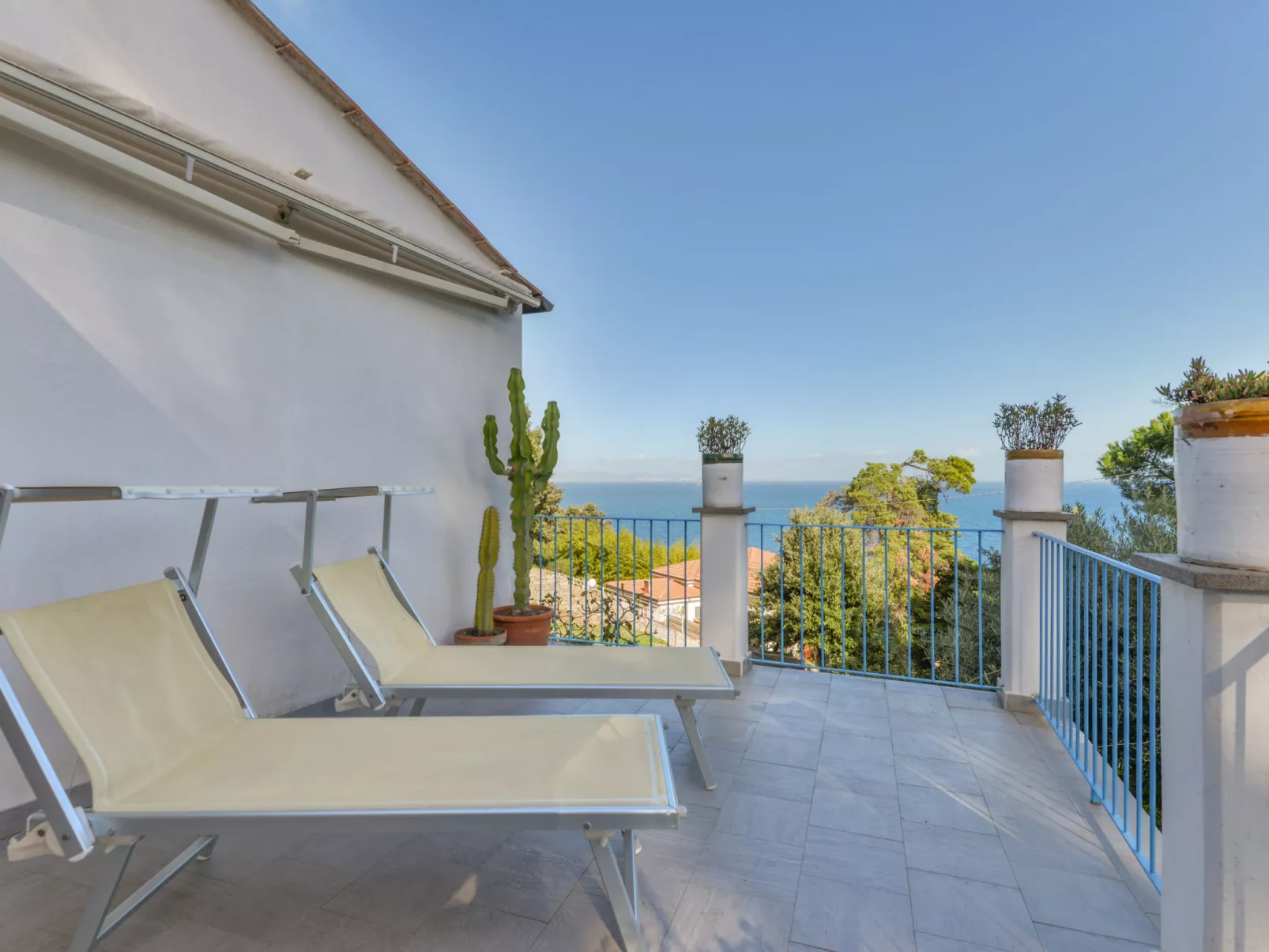 Casina Solu-Draußen