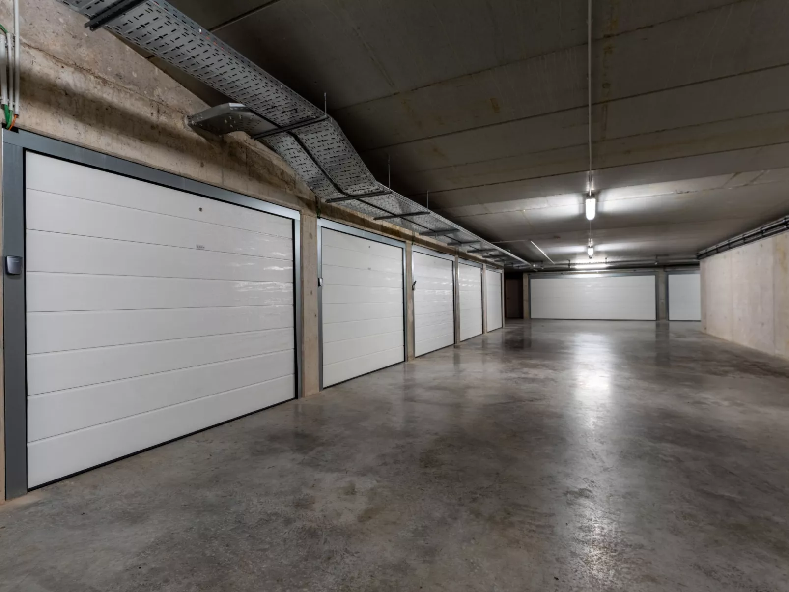 The Waves with parking-Dedans