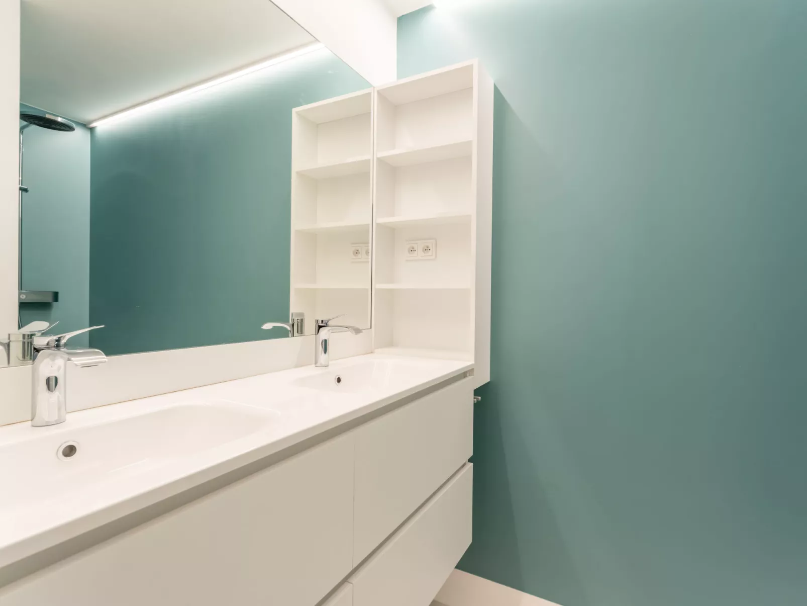 Marie Antoinette close by the sea-Inside