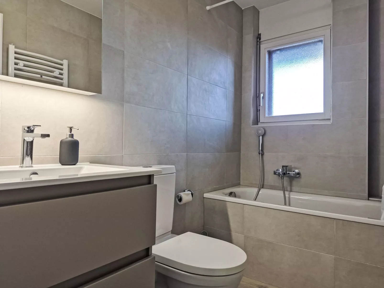 Ambassador 2/1-Inside