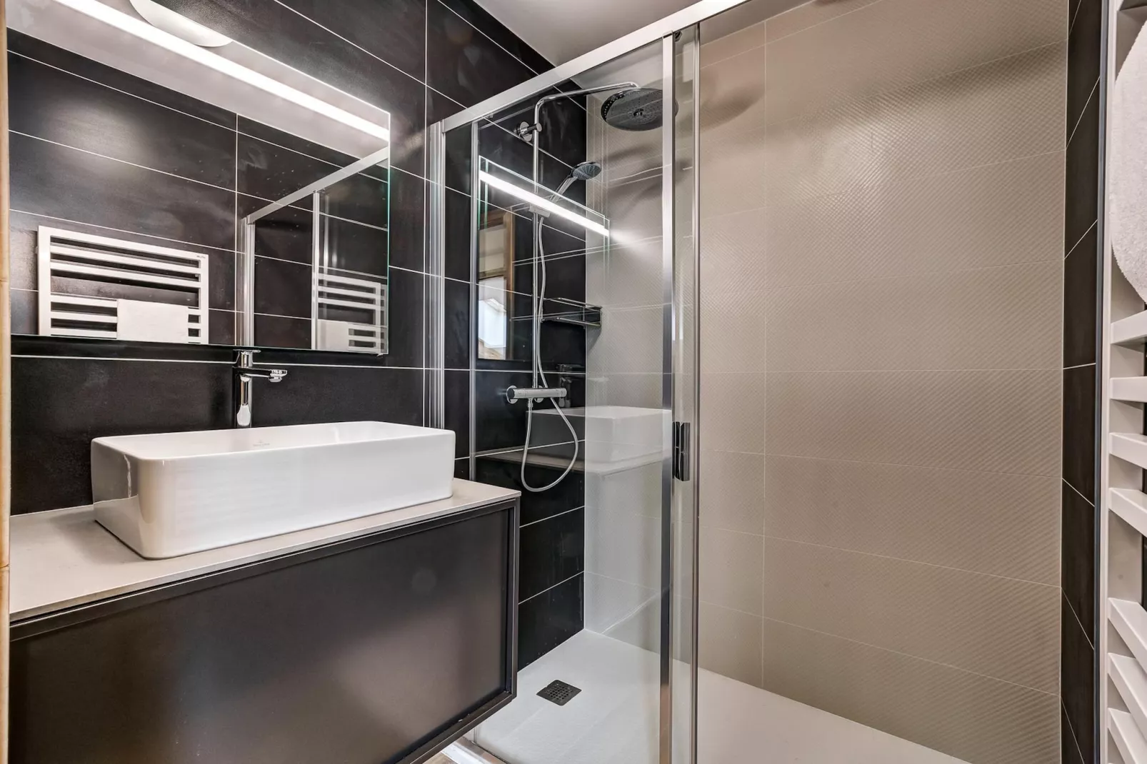 White Pearl A32-Bathroom