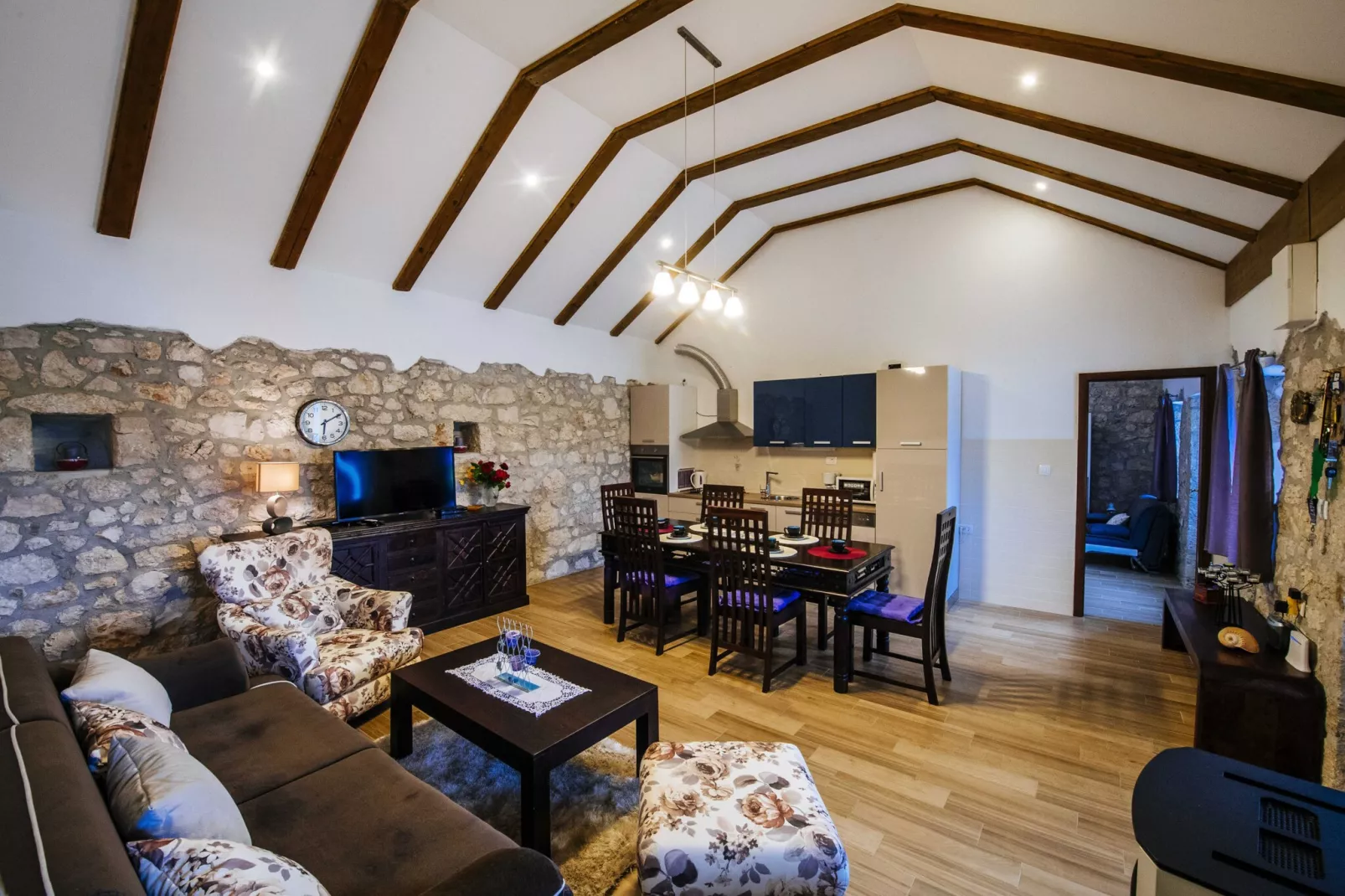 Authentic stone house Momo-Dining room