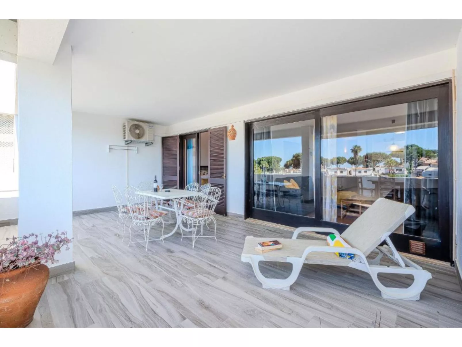 Ivone - Sunny Way-Dedans