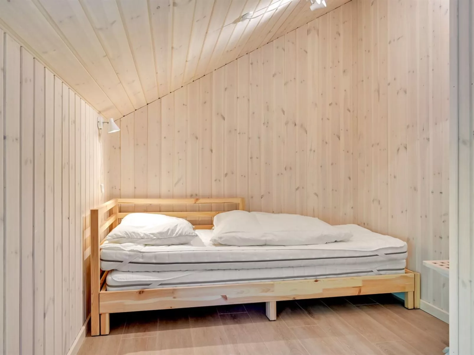 "Regni" - 300m to the fjord-Inside