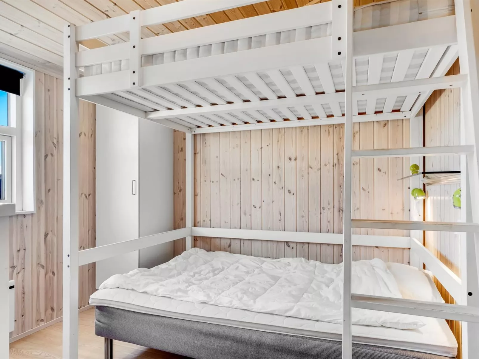 "Ginia" - 150m to the fjord-Drinnen