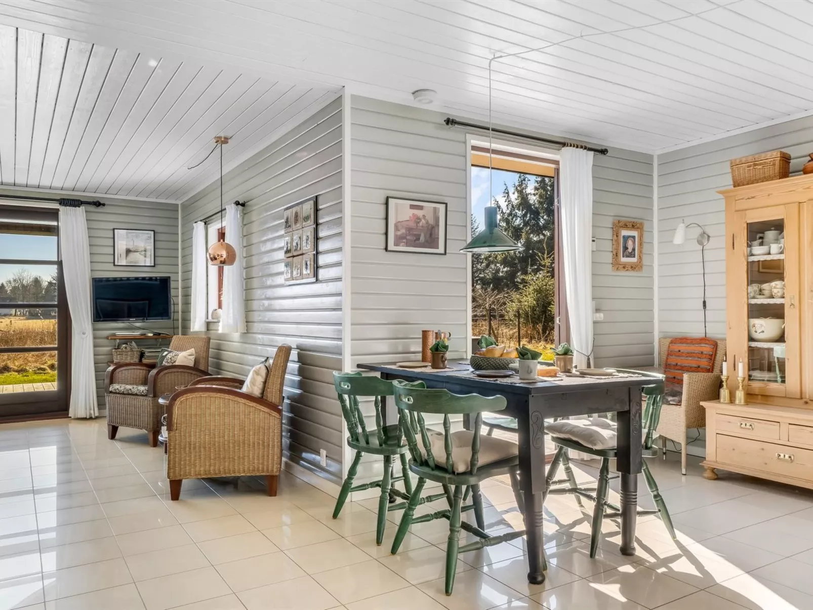 "Marla" - 1.1km from the sea-Inside