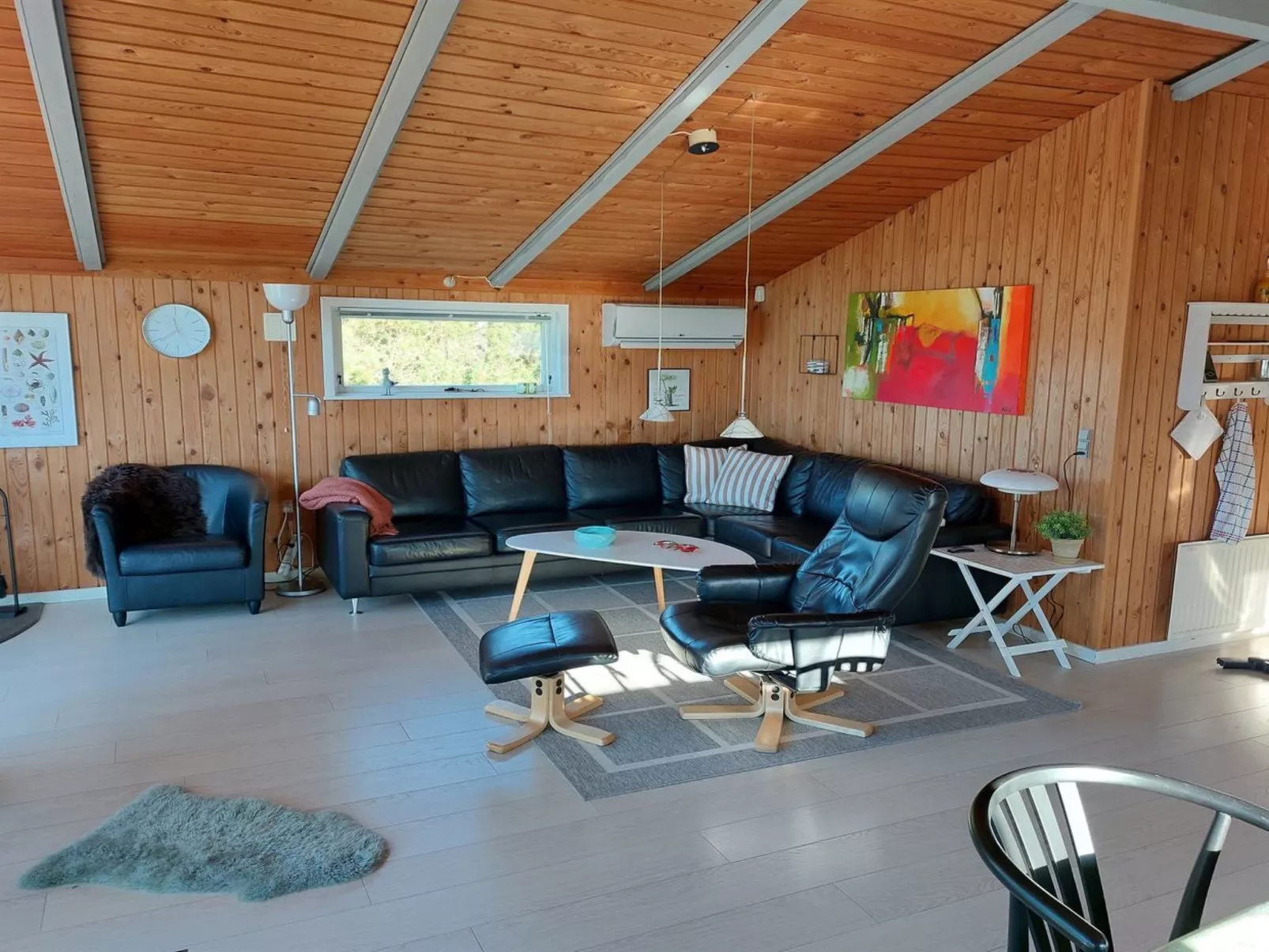 "Elgin" - 1.8km from the sea-Inside