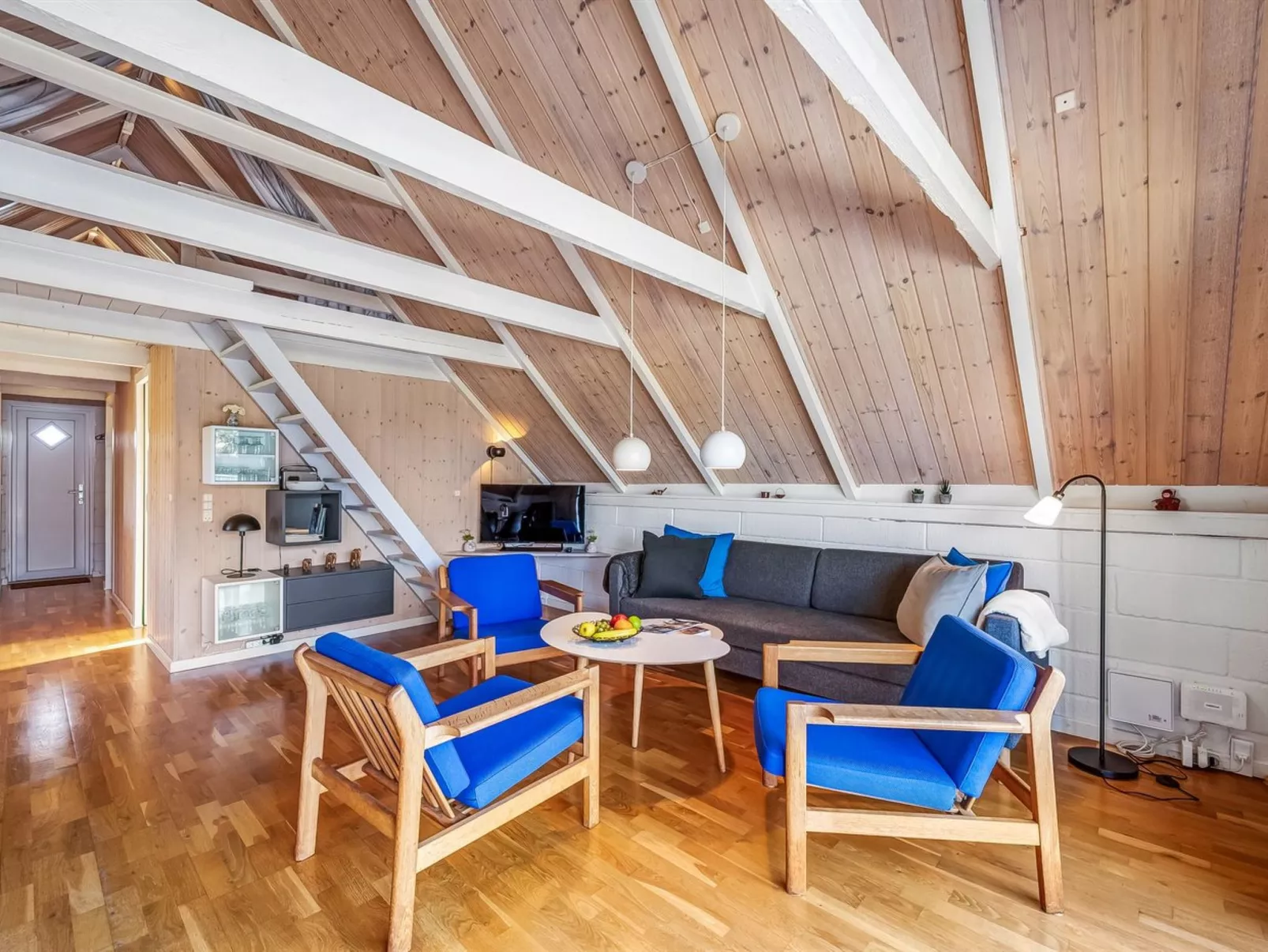 "Hemfrith" - 800m to the fjord-Dedans