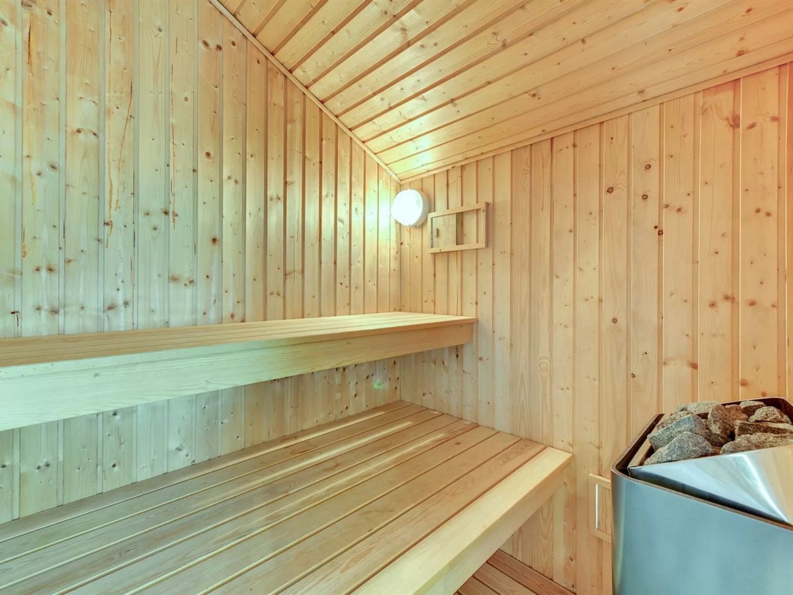 "Thrond" - 200m from the sea-Drinnen