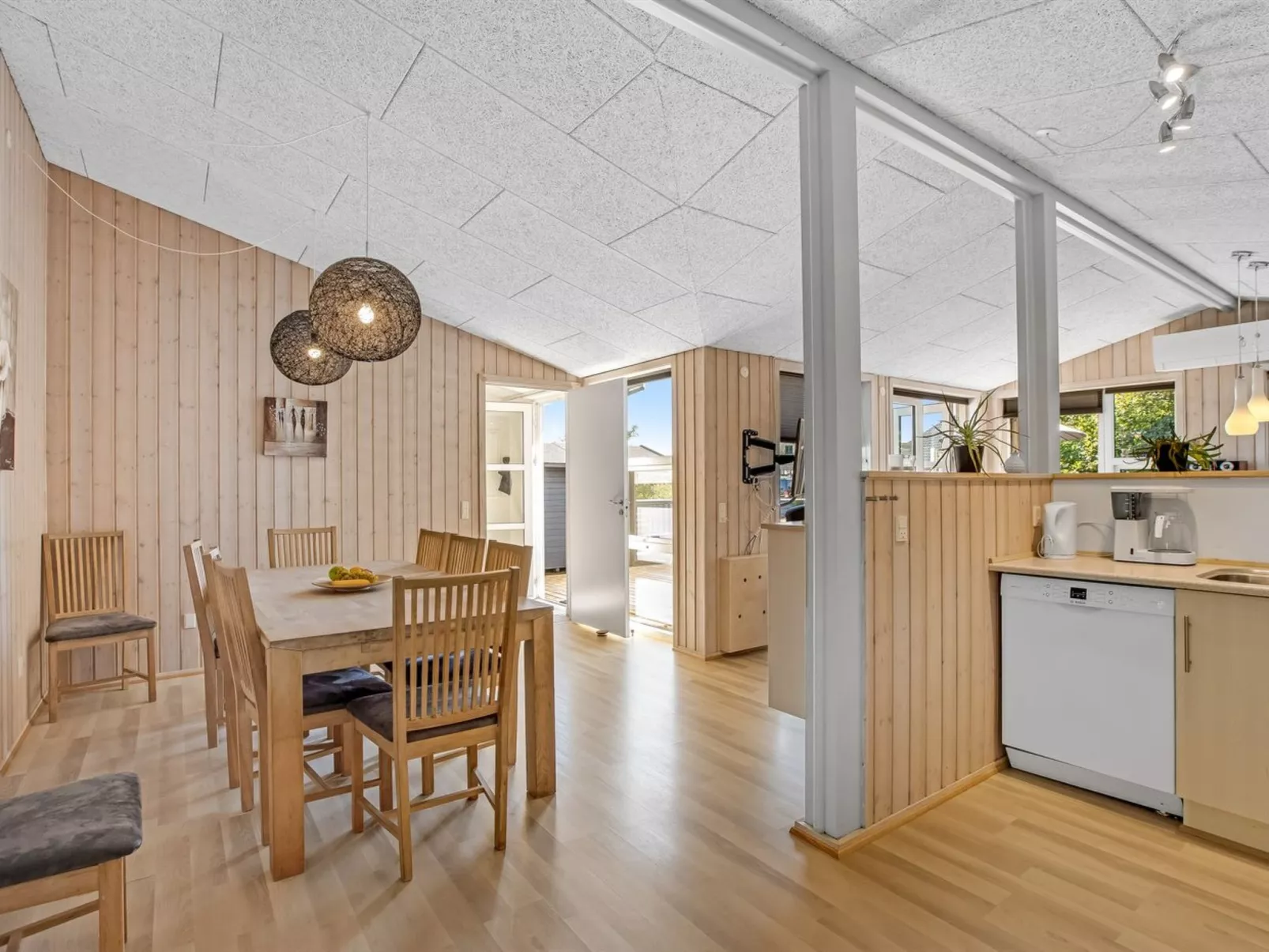 "Omar" - 1.0km from the sea-Inside