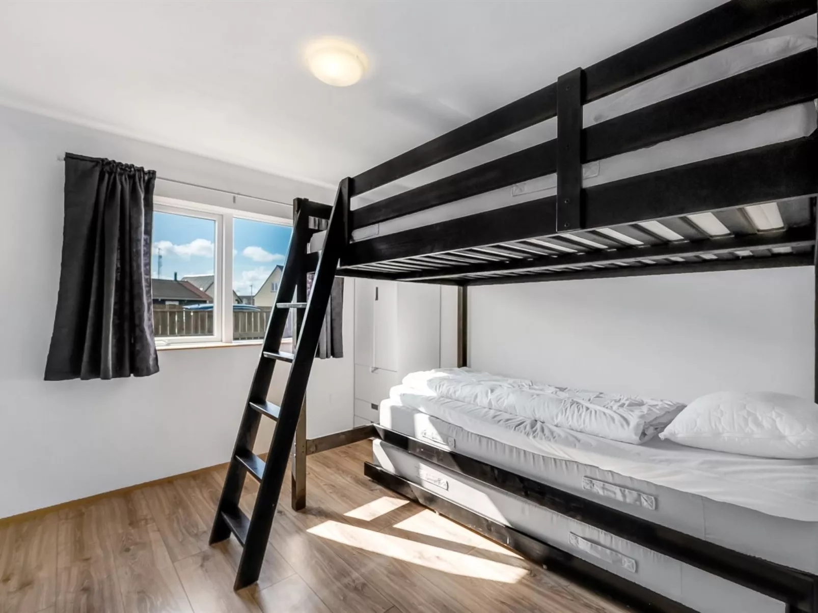 "Heming" - 100m from the sea-Inside