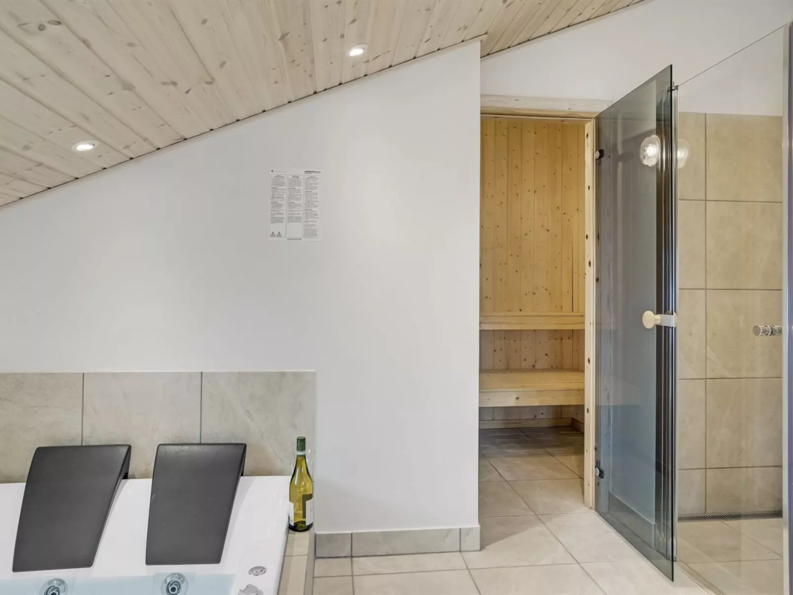 "Mavis" - 800m from the sea-Inside