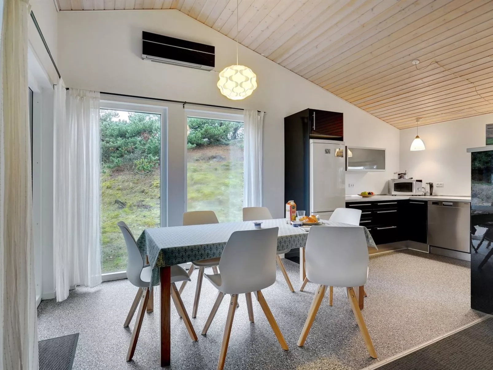 "France" - 1.1km from the sea-Drinnen