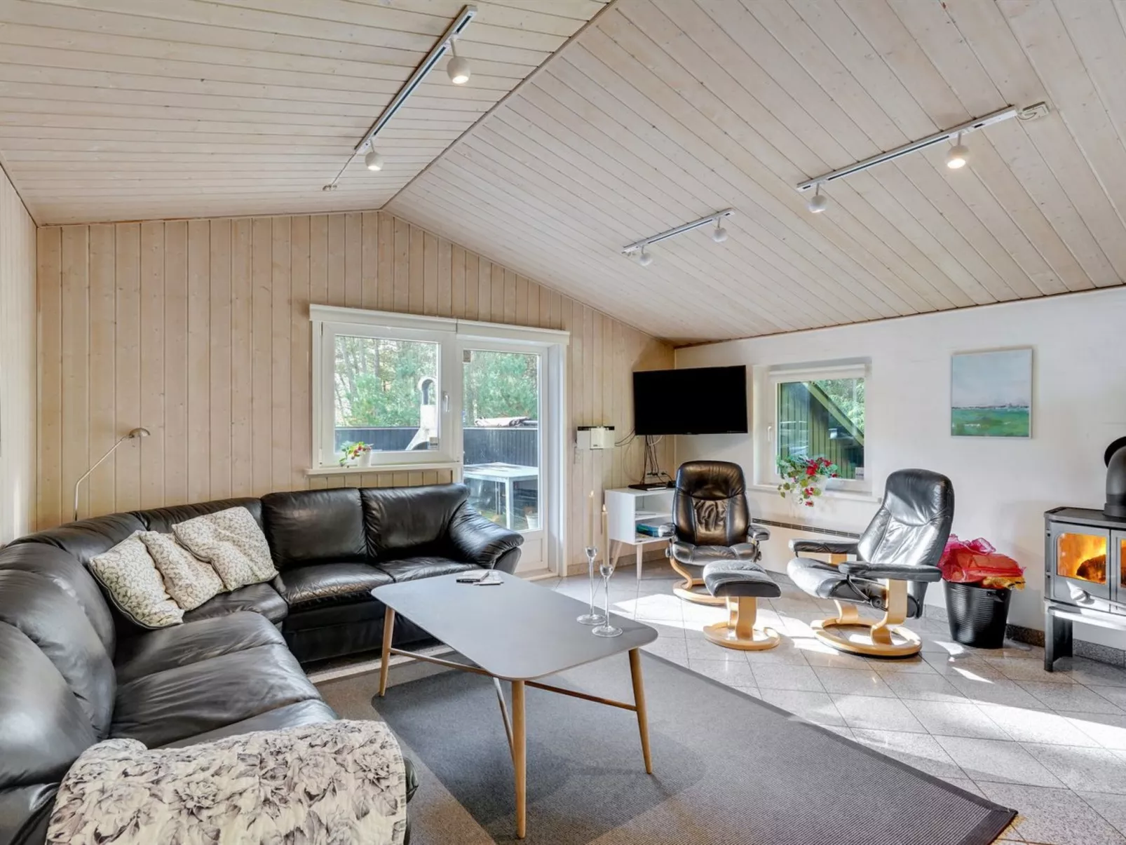 "Jul" - 900m from the sea-Dedans