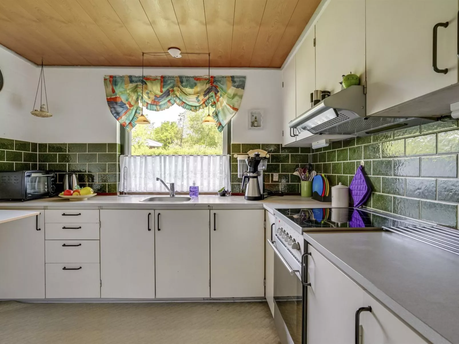 "Yak" - 350m from the sea-Drinnen