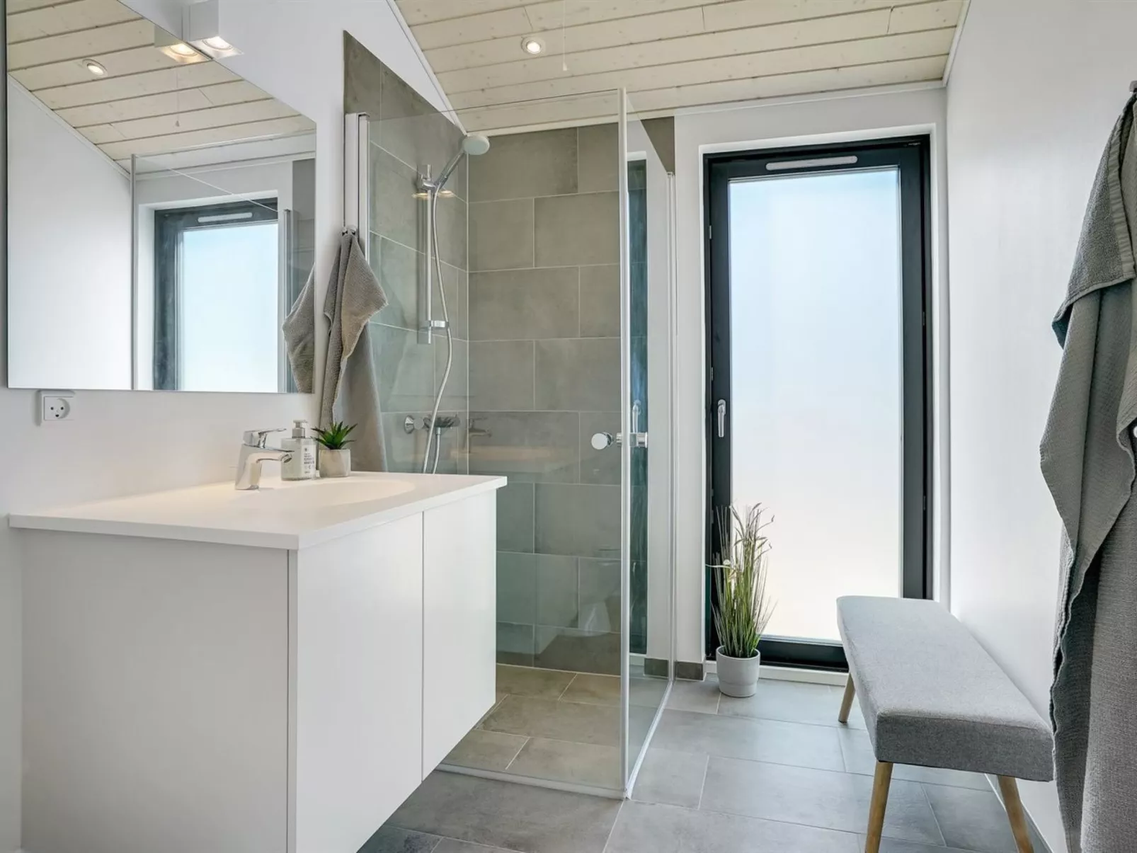 "Aiko" - 50m from the sea-Drinnen