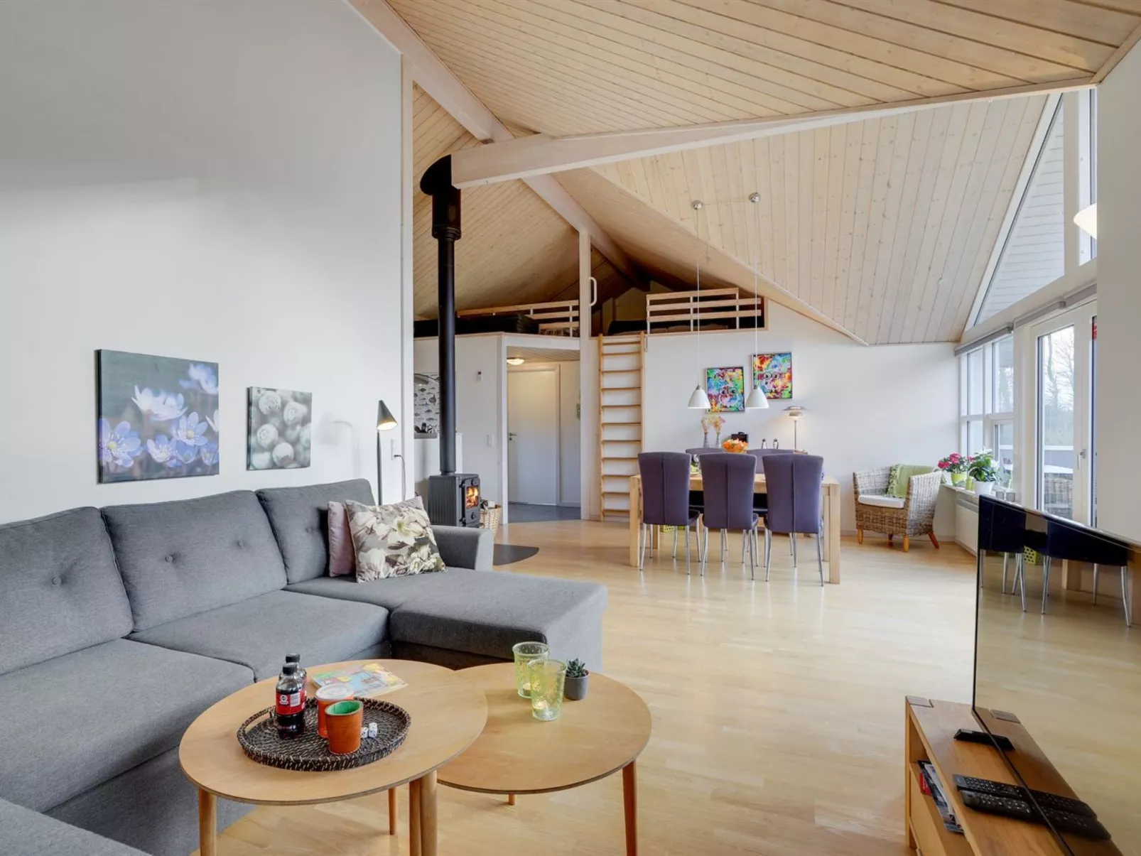 "Daina" - 400m to the fjord-Drinnen