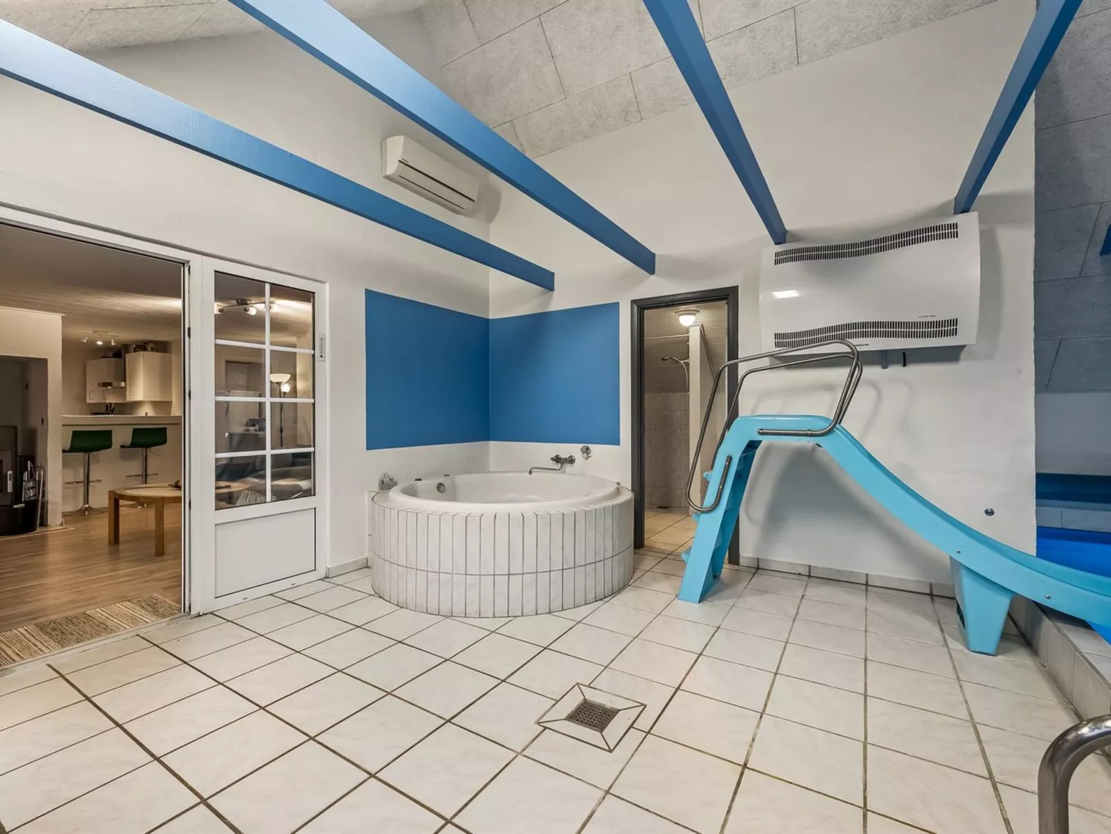 "Aane" - 1.8km from the sea-Inside