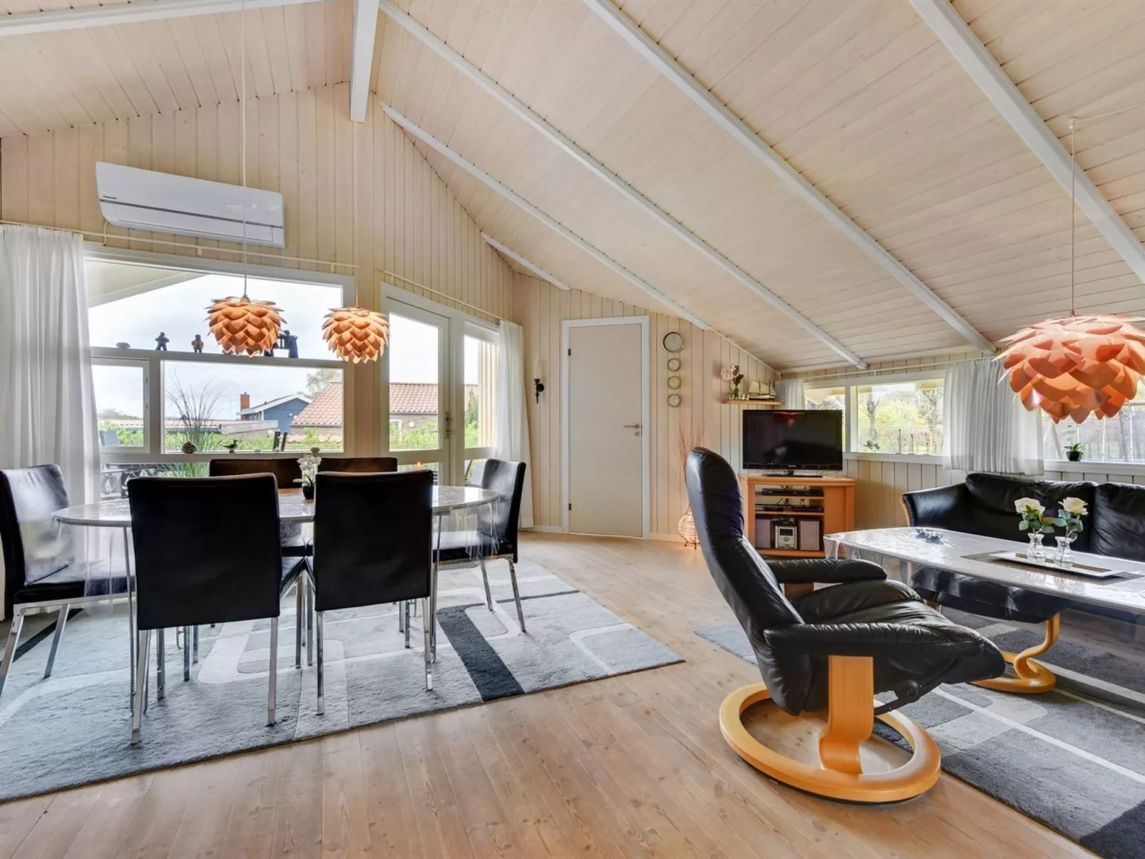 "Hwiting" - 200m from the sea-Inside