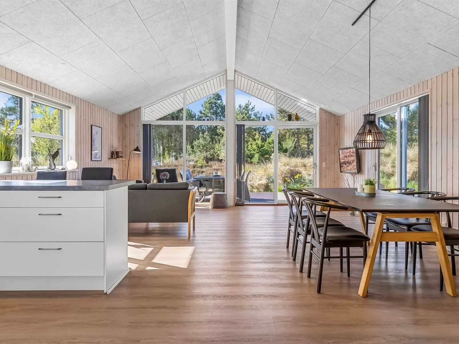 "Minke" - 2.2km from the sea-Inside